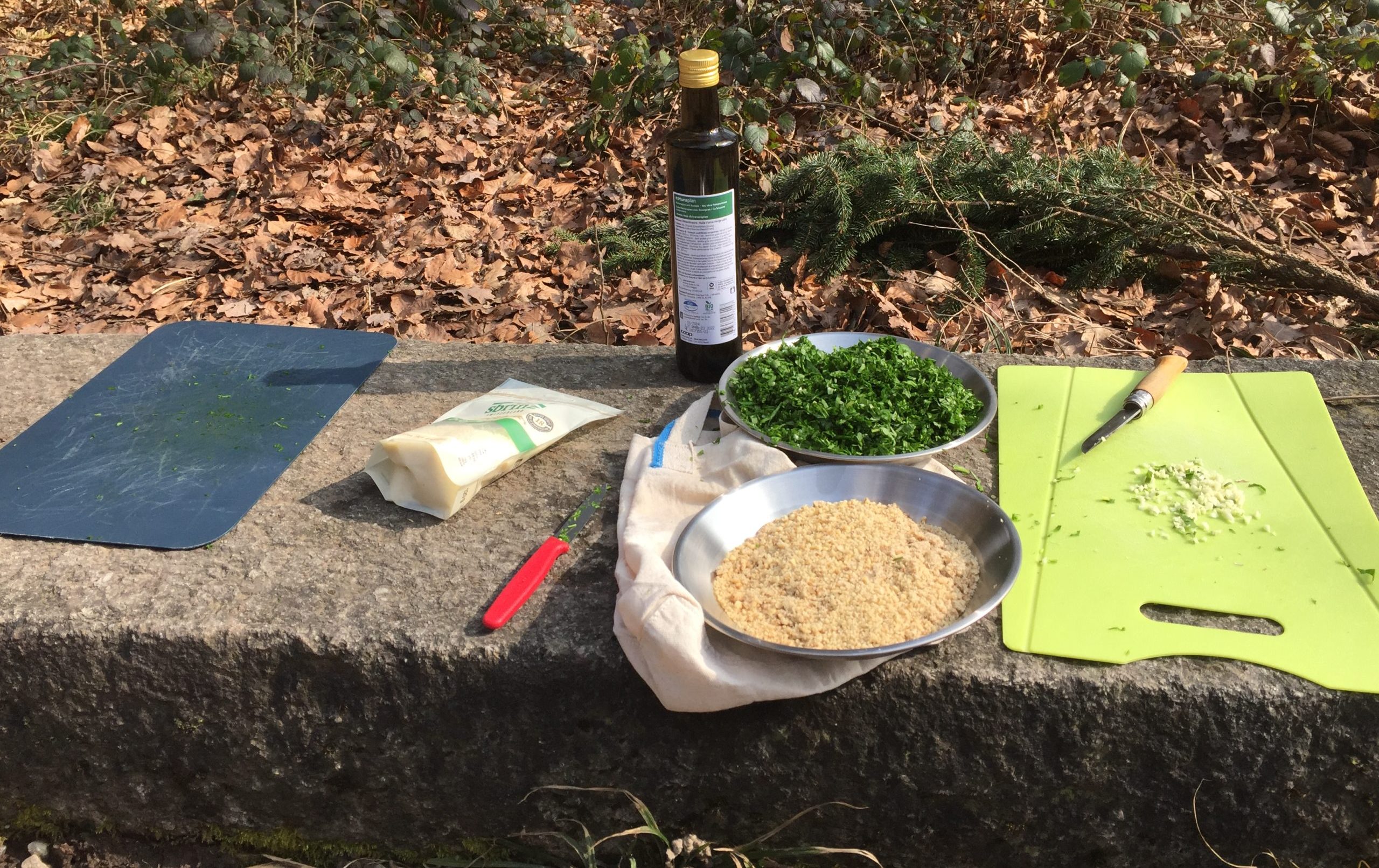 "Mise en place" für Bärlauch-Pesto. Foto: Sarah Wettstein